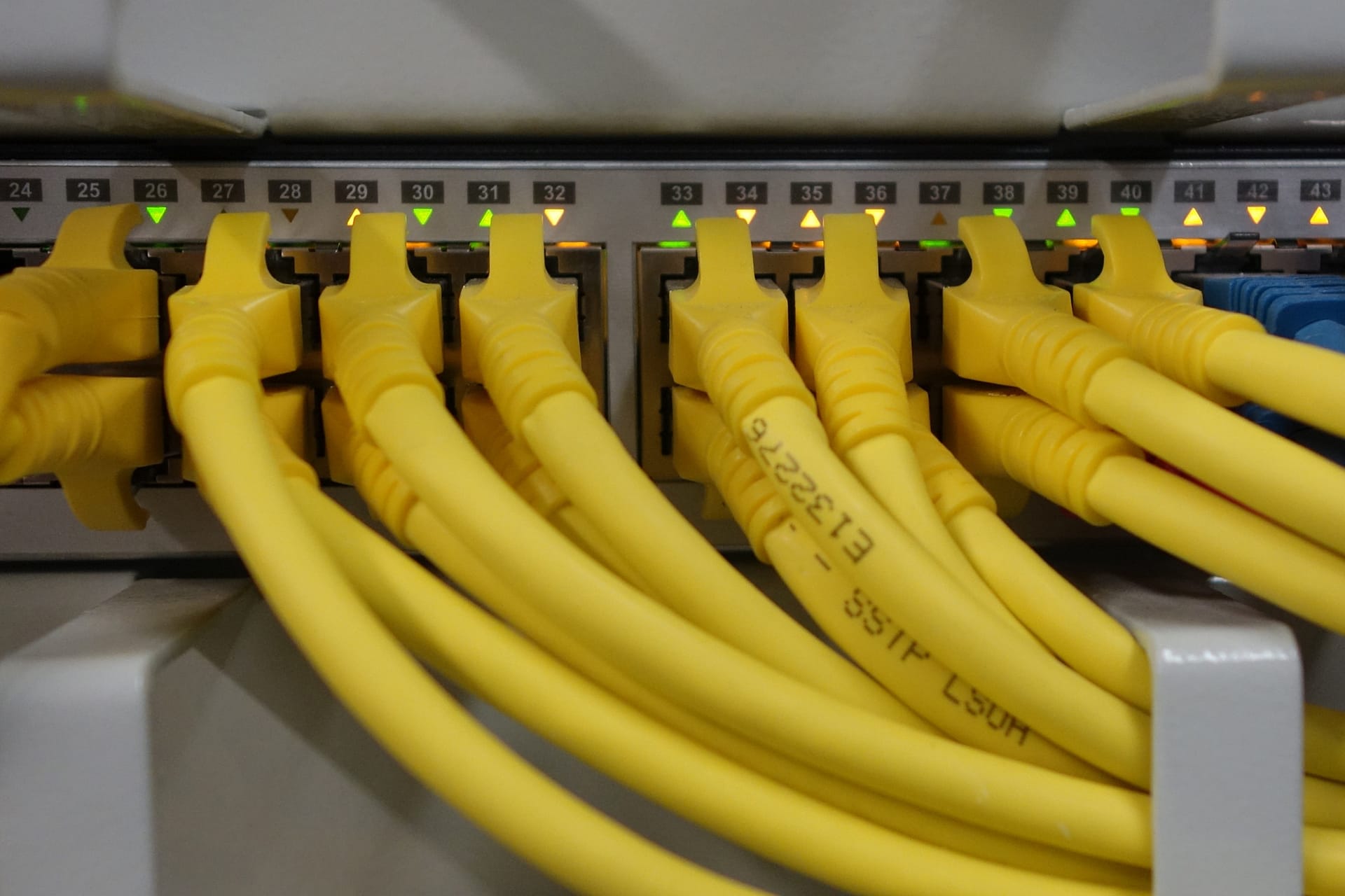 computer-technology-cable-internet-line-food-779821-pxhere.com